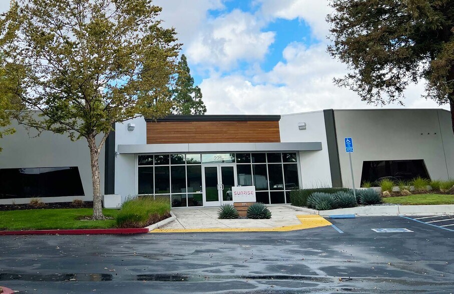 2360-2370 Bering Dr, San Jose, CA à louer - Photo de l’immeuble – Image 1 sur 11
