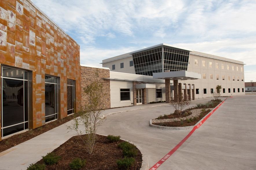400 W Arbrook Blvd, Arlington, TX à louer - Photo de l’immeuble – Image 3 sur 11