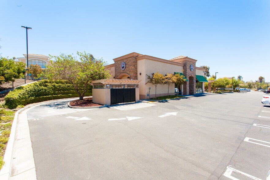 320 Sycamore Ave, Vista, CA à vendre - Photo de l’immeuble – Image 3 sur 17