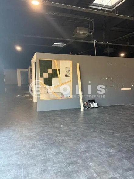 Local commercial dans Les Angles à louer - Photo de l’immeuble – Image 3 sur 6