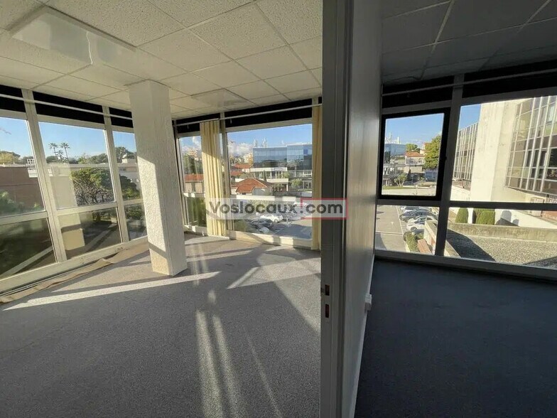 Bureau dans Saint-Laurent-du-Var à louer - Photo de l’immeuble – Image 1 sur 5