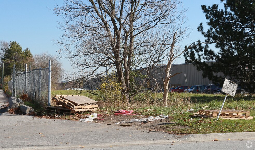 1999 Forbes St, Whitby, ON à louer - Photo de l’immeuble – Image 2 sur 5