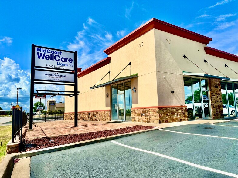 102 W Dallas St, Llano, TX à louer - Photo de l’immeuble – Image 2 sur 14