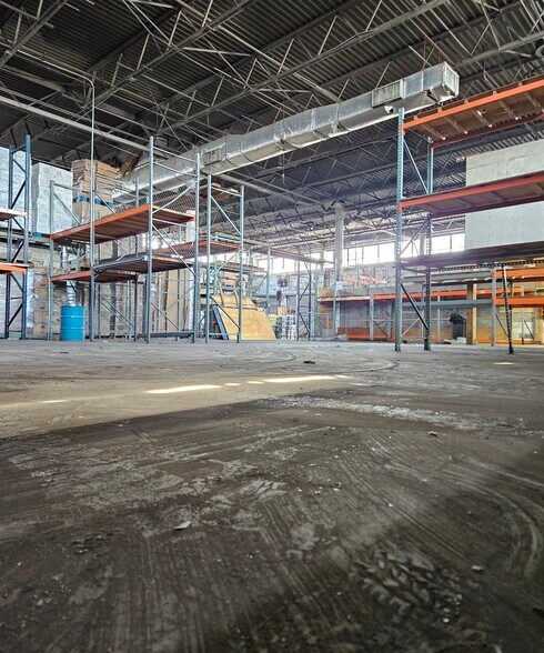 54-08 46th St, Maspeth, NY à louer - Photo de l’immeuble – Image 2 sur 7