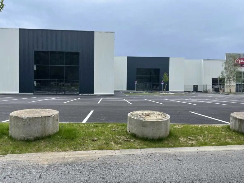 Local commercial dans Saint-Maximin à louer - Photo de l’immeuble – Image 1 sur 9
