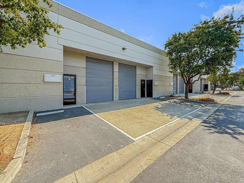2364 E Sturgis Rd, Oxnard, CA à vendre - Photo de l’immeuble – Image 2 sur 14