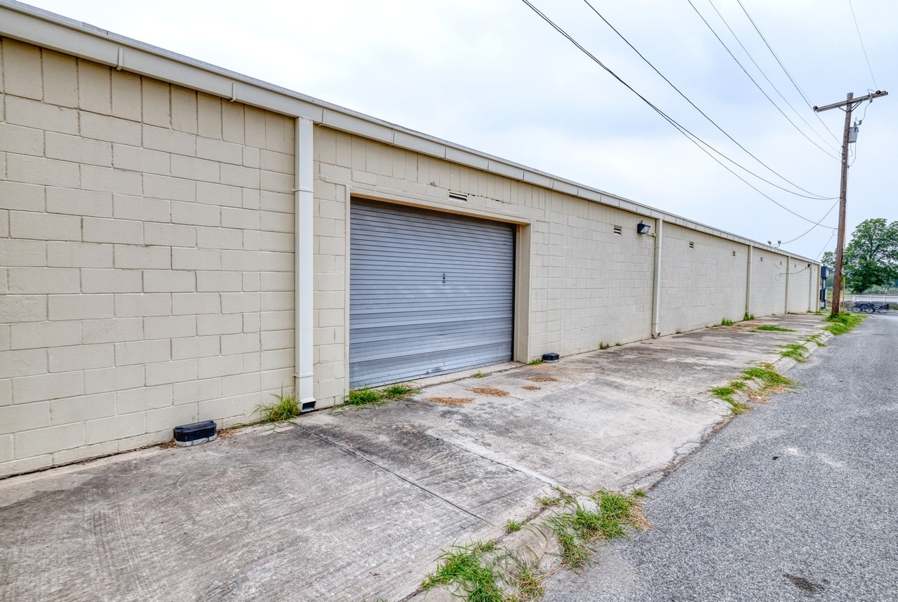 600-612 E Main St, Uvalde, TX à louer Photo de l’immeuble– Image 1 sur 2
