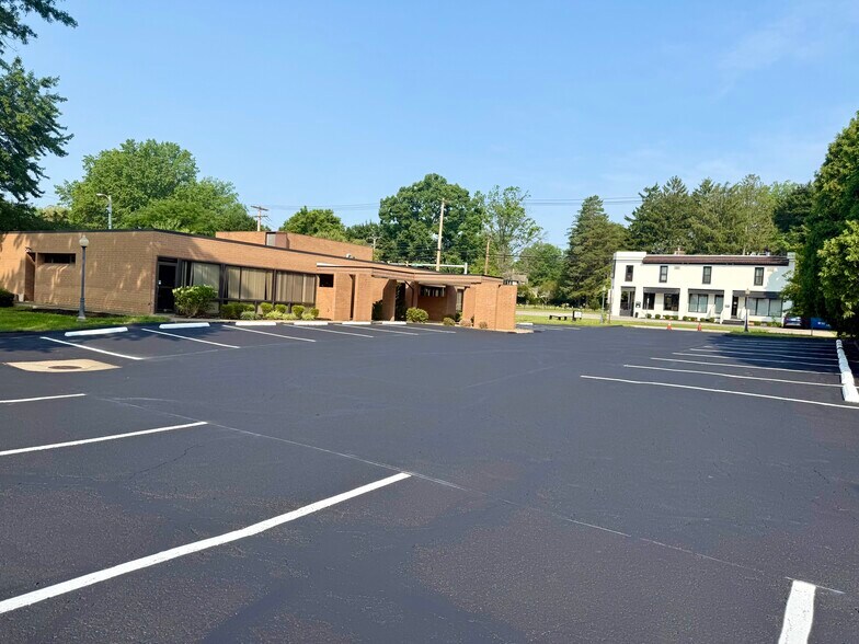 2341 Oakwood Dr, Cuyahoga Falls, OH à louer - Photo de l’immeuble – Image 3 sur 7