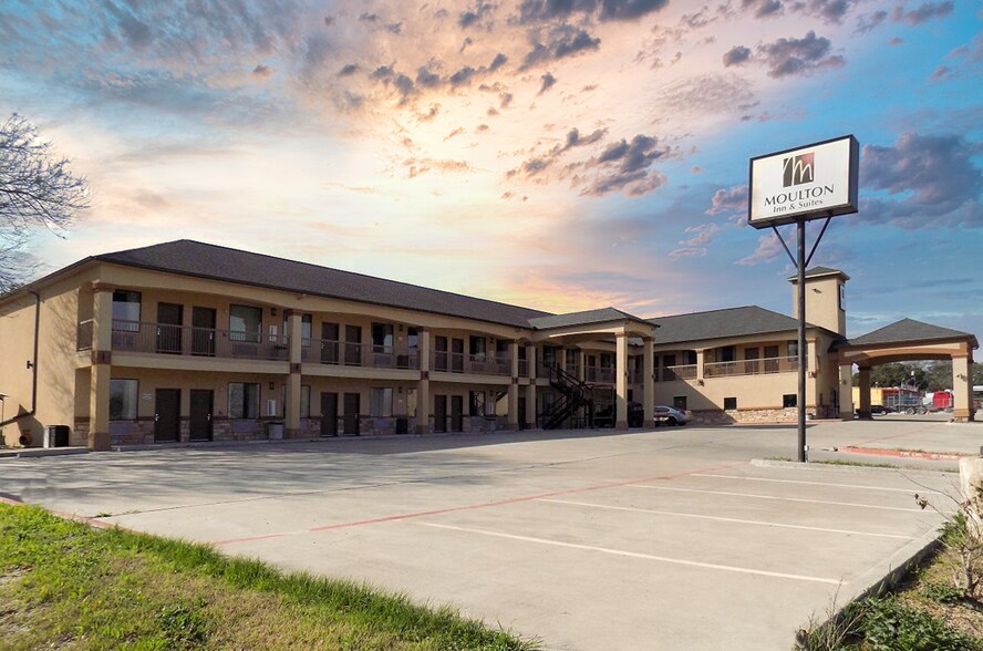 200 S Lavaca, Moulton, TX à vendre - Photo de l’immeuble – Image 3 sur 12