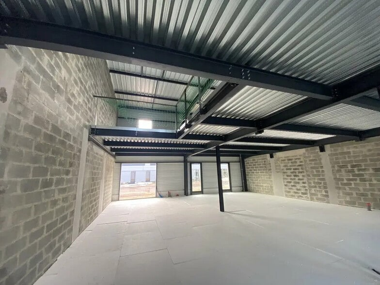 Local d'activités dans Ifs à vendre - Photo de l’immeuble – Image 3 sur 5