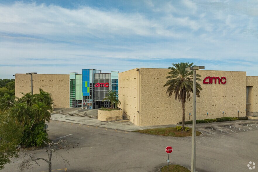 1900 NE Courtyard Cir, Port Saint Lucie, FL à vendre - Photo de l’immeuble – Image 2 sur 5