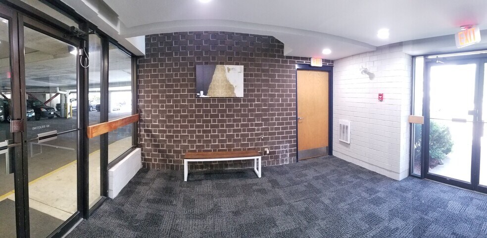 230 Second Ave, Waltham, MA à louer - Hall d’entrée – Image 3 sur 8