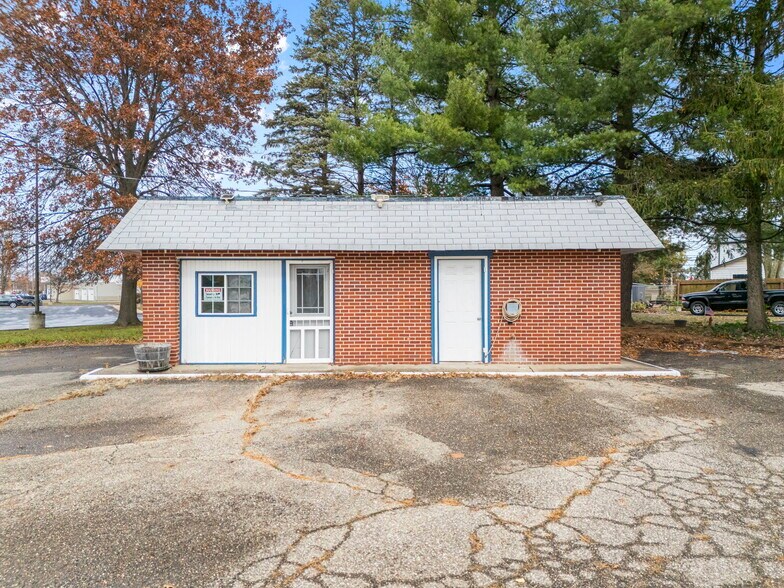 1204 Erie Ave SW, Navarre, OH à louer - Photo de l’immeuble – Image 3 sur 24