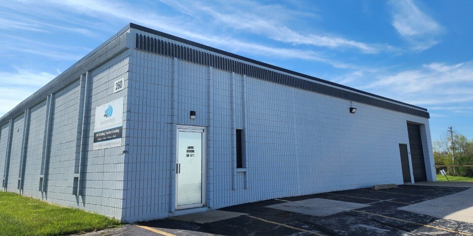 260 E Oak St, Oak Creek, WI à louer - Photo de l’immeuble – Image 1 sur 2