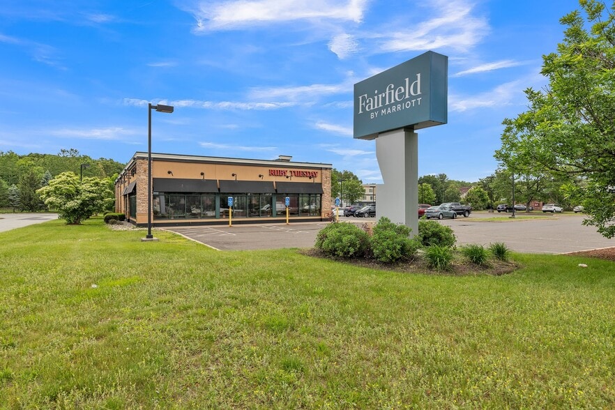 101 Ella Grasso Tpke, Windsor Locks, CT à vendre - Photo de l’immeuble – Image 2 sur 8