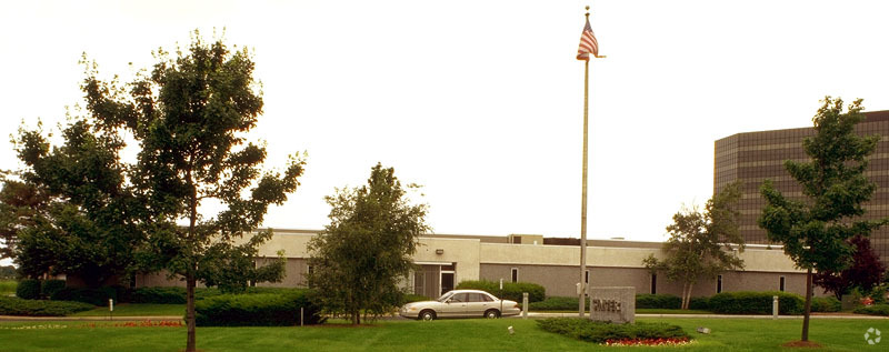 135 Raritan Center Pky, Edison, NJ à louer - Photo de l’immeuble – Image 2 sur 9
