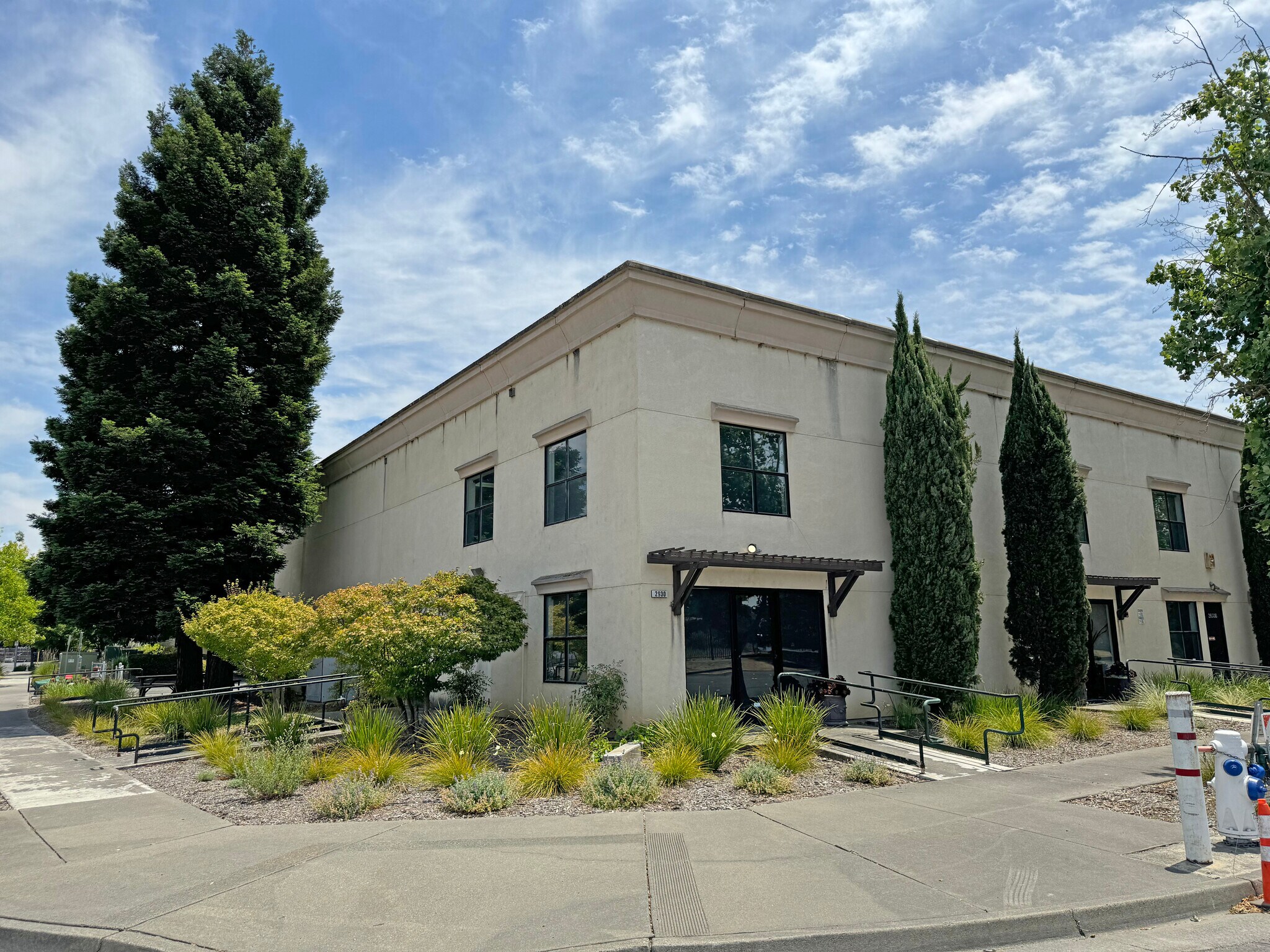 2930 Dutton Ave, Santa Rosa, CA à louer Photo de l’immeuble– Image 1 sur 7
