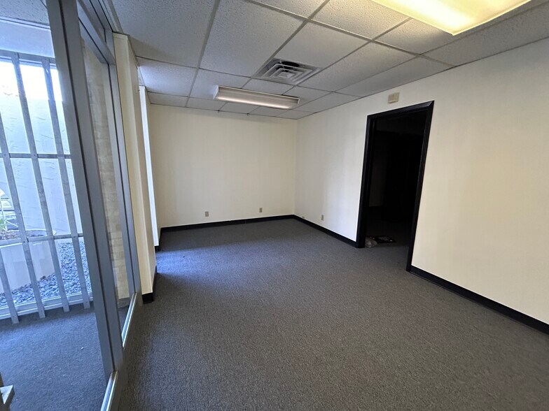 142 W Rhapsody Dr, San Antonio, TX à louer - Photo de l’immeuble – Image 2 sur 6