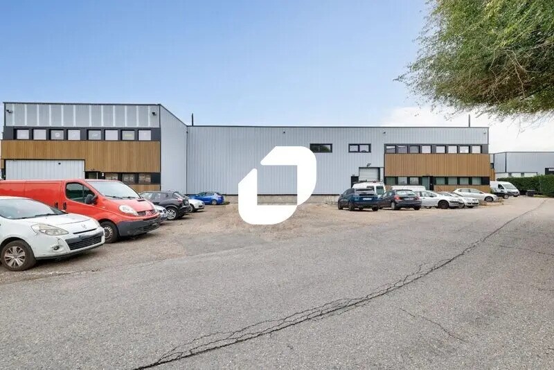 Local d’activités dans Villeneuve-la-Garenne à louer - Photo de l’immeuble – Image 3 sur 11