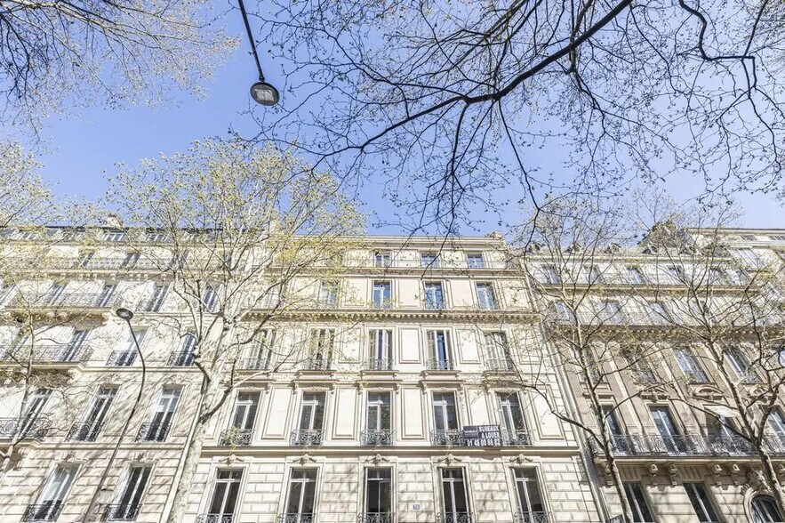 Bureau dans Paris à louer - Photo de l’immeuble – Image 1 sur 8