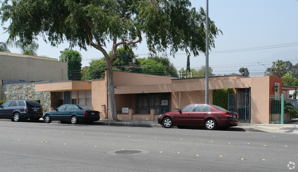 2827 E Foothill Blvd, Pasadena, CA à vendre - Photo de l’immeuble – Image 3 sur 5