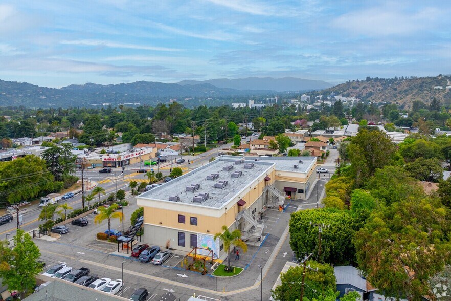 575 W Altadena Dr, Altadena, CA à louer - Photo de l’immeuble – Image 3 sur 9
