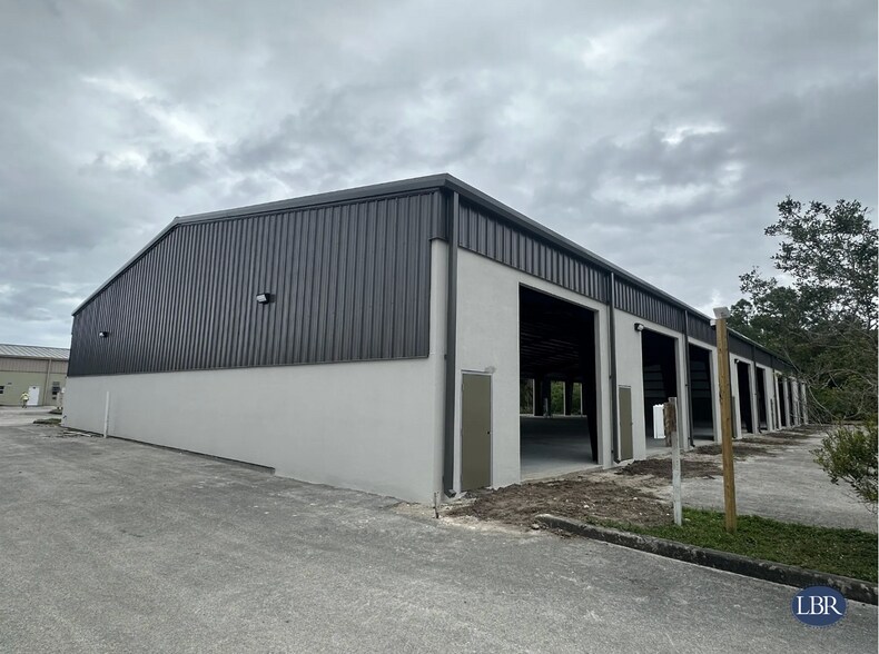 676 Atlantis Rd, Melbourne, FL à louer - Photo principale – Image 1 sur 3