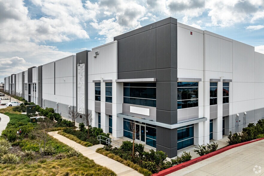 9863 Acacia St, Rancho Cucamonga, CA à louer - Photo de l’immeuble – Image 2 sur 10