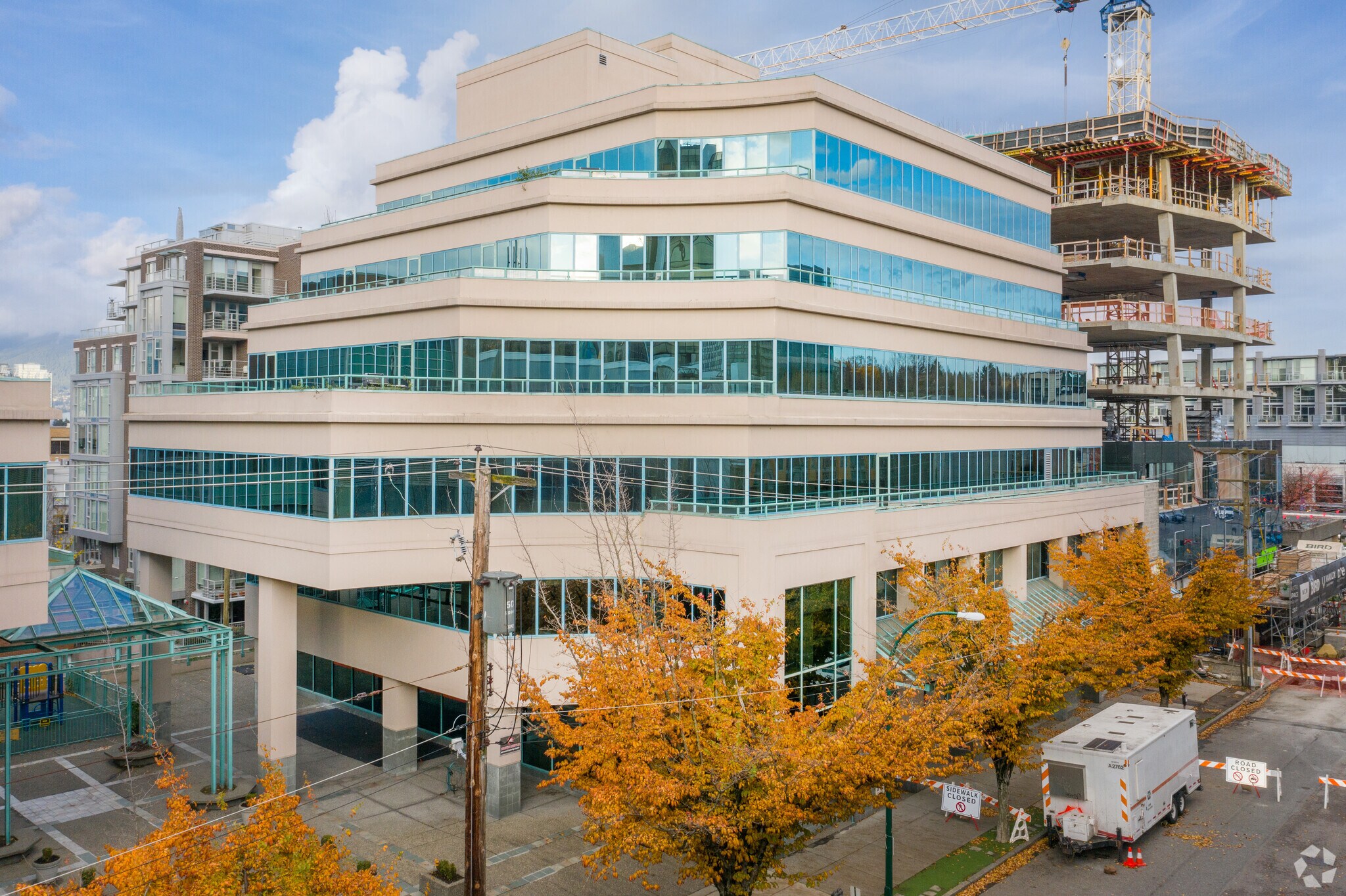 555 W 8th Ave, Vancouver, BC à louer Photo de l’immeuble– Image 1 sur 5