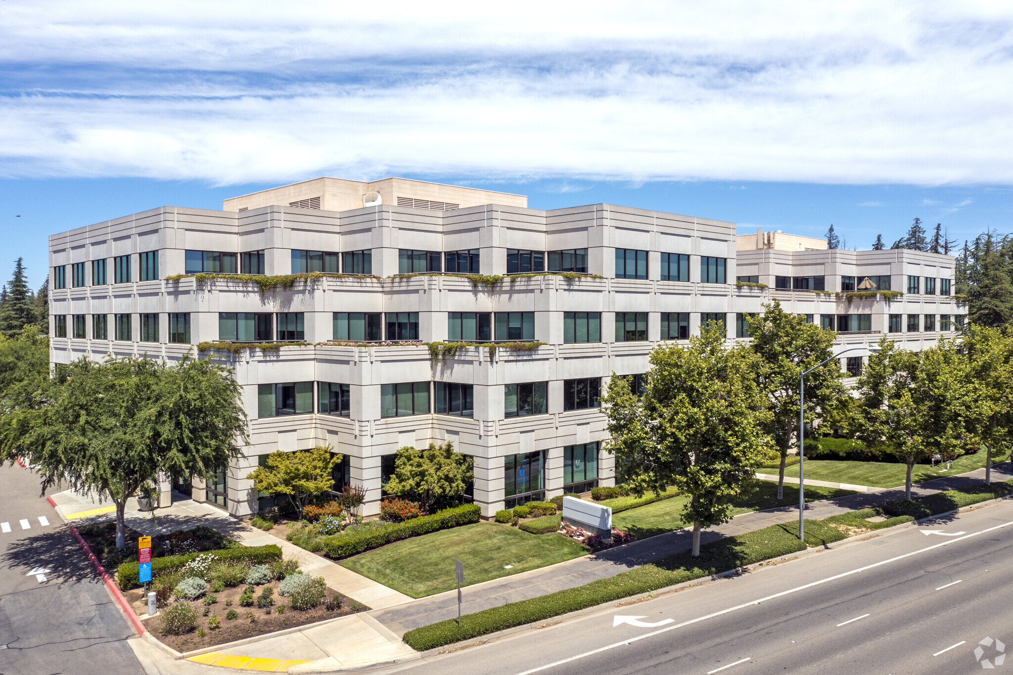 3-9 E River Park Pl E, Fresno, CA à louer Photo de l’immeuble– Image 1 sur 6