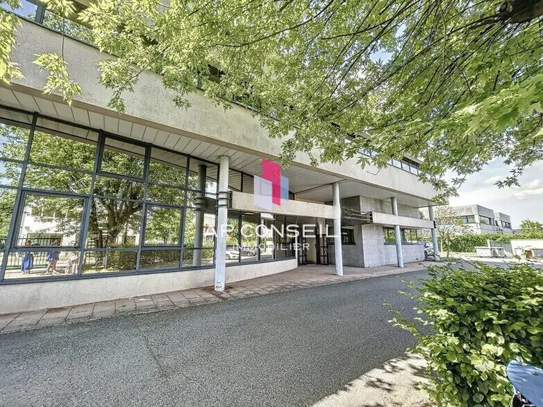 Bureau dans Plaisir à vendre - Photo de l’immeuble – Image 1 sur 4