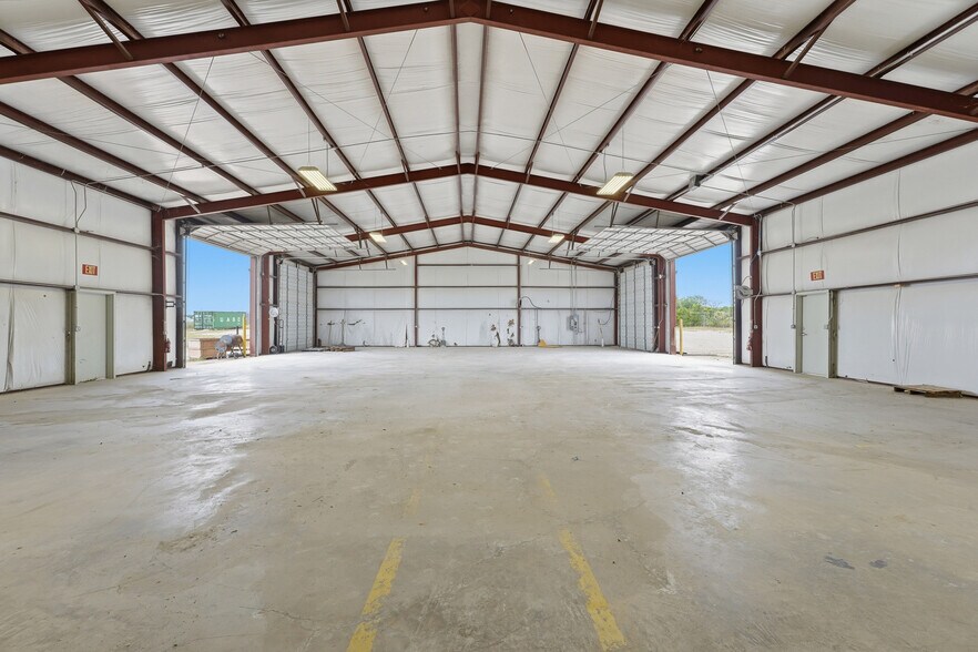 6542 County Road 145, Kenedy, TX à louer - Photo de l’immeuble – Image 3 sur 19
