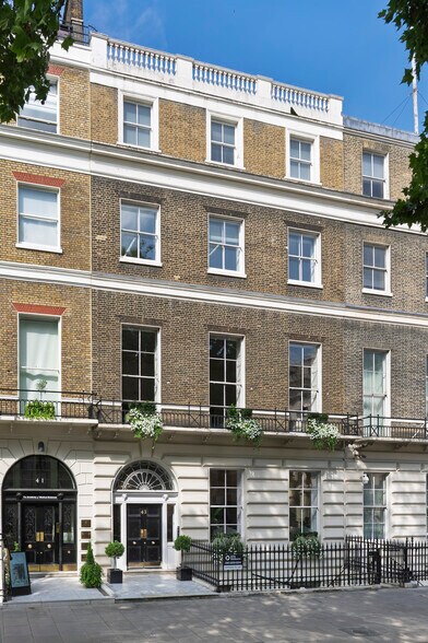 43 Portland Pl, Londres à louer - Photo de l’immeuble – Image 1 sur 8