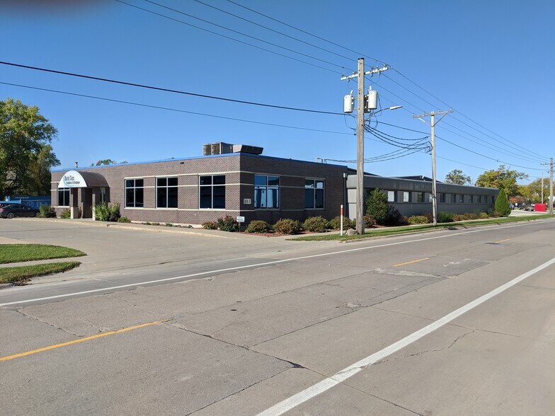 883 Shaver Rd NE, Cedar Rapids, IA à louer - Photo de l’immeuble – Image 3 sur 66