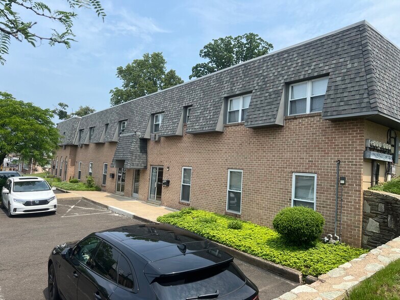 415 Davisville Rd, Willow Grove, PA à louer - Photo de l’immeuble – Image 1 sur 5