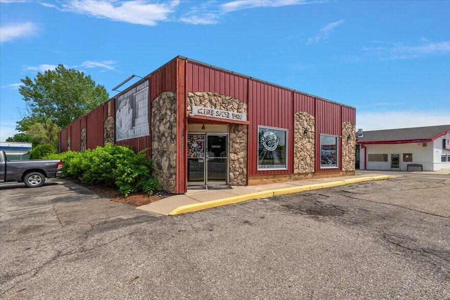 1357 S Gratiot Ave, Clinton Township, MI à vendre - Photo de l’immeuble – Image 1 sur 32