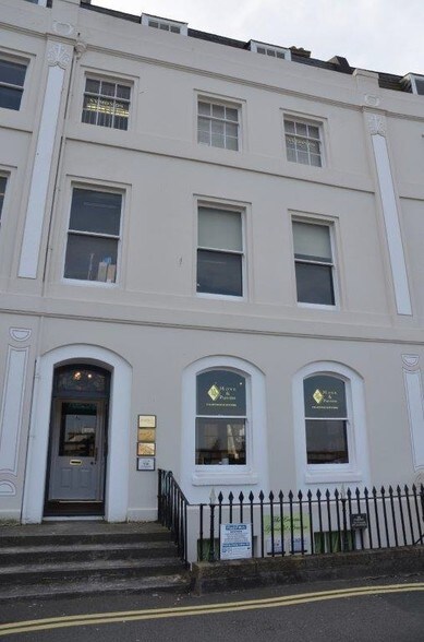 4 The Crescent, Plymouth à louer - Photo de l’immeuble – Image 2 sur 3