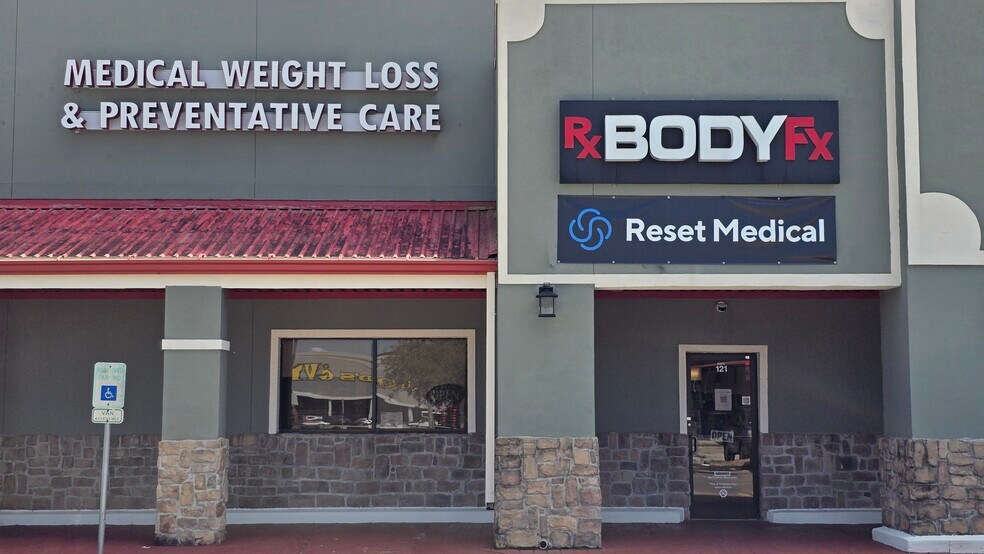 117-133 W Parkwood Ave, Friendswood, TX à louer - Photo de l’immeuble – Image 2 sur 18