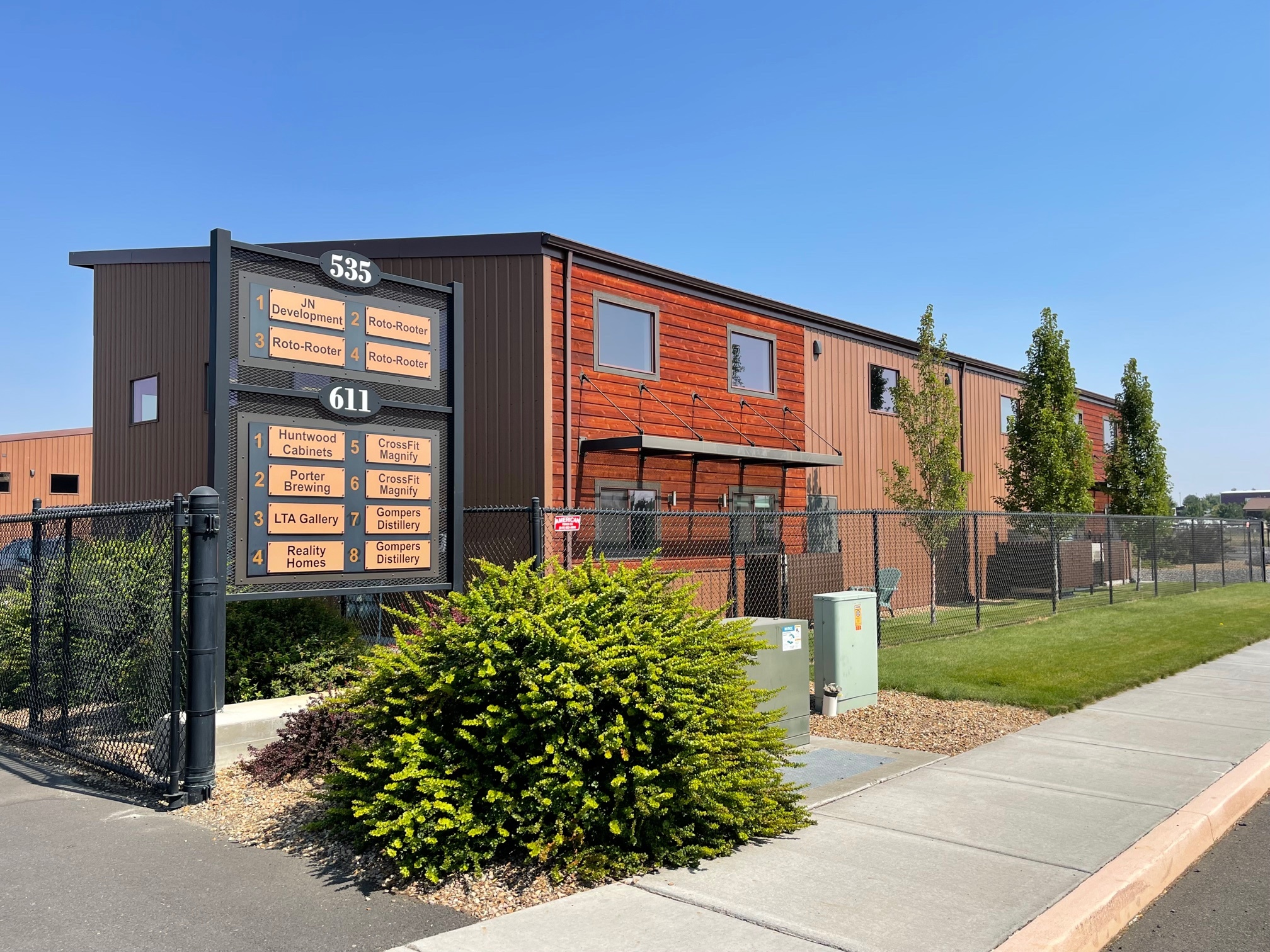 611 NE Jackpine Ct, Redmond, OR à louer Photo de l’immeuble– Image 1 sur 20