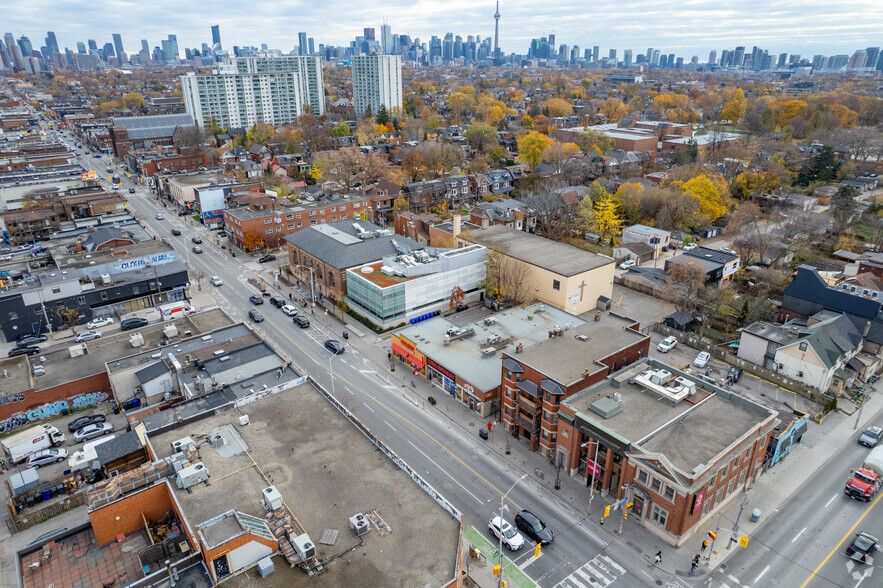 1079 Bloor St W, Toronto, ON à louer - Aérien – Image 3 sur 3