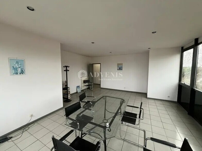 Local d'activités dans Élancourt à vendre - Photo intérieure – Image 2 sur 5
