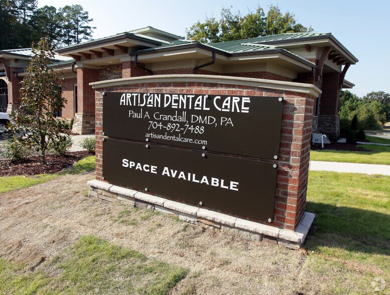 19735 Kunkleman Dr, Cornelius, NC à louer - Photo de l’immeuble – Image 3 sur 5