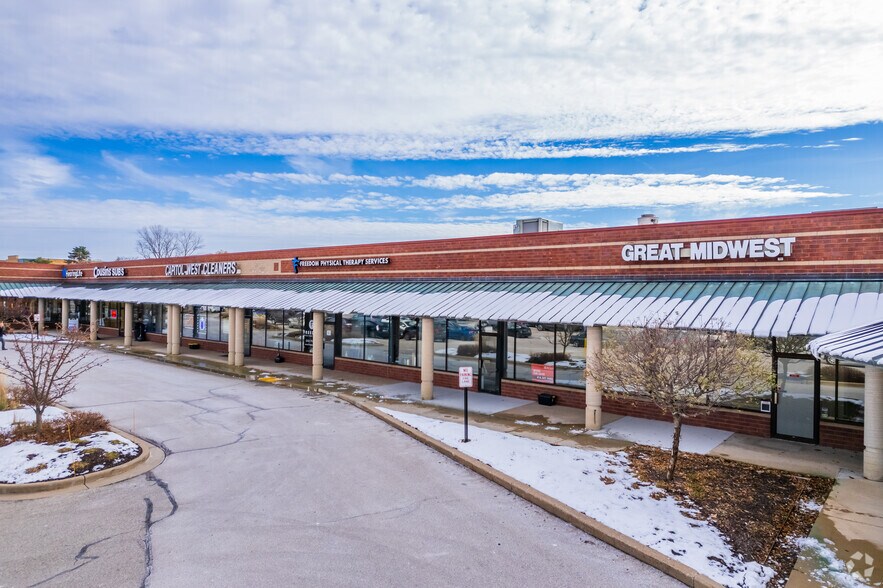17495 W Capitol Dr, Brookfield, WI à louer - Photo de l’immeuble – Image 3 sur 7