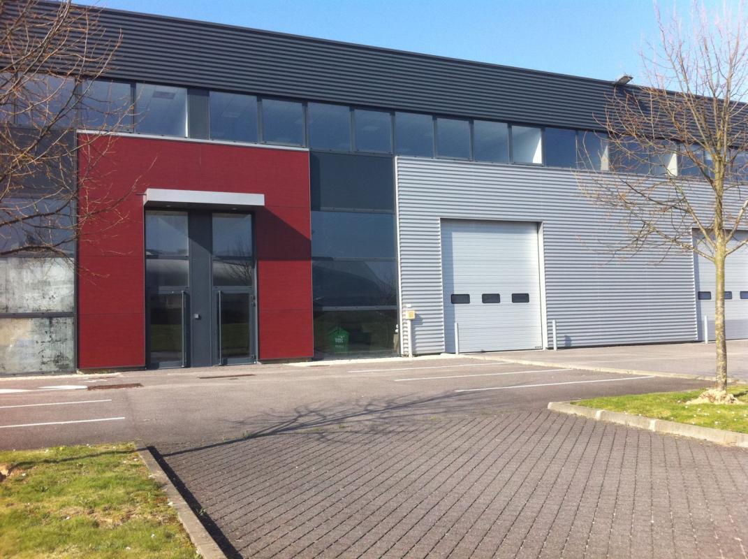 Local d’activités dans Élancourt à louer Photo de l’immeuble– Image 1 sur 5