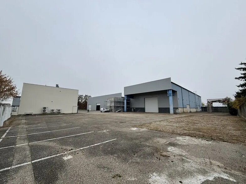 Local d’activités dans Saint-Priest à louer - Photo de l’immeuble – Image 3 sur 15
