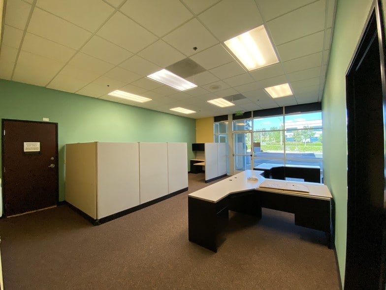 28040 W Harrison Pky, Valencia, CA à louer - Photo intérieure – Image 2 sur 20