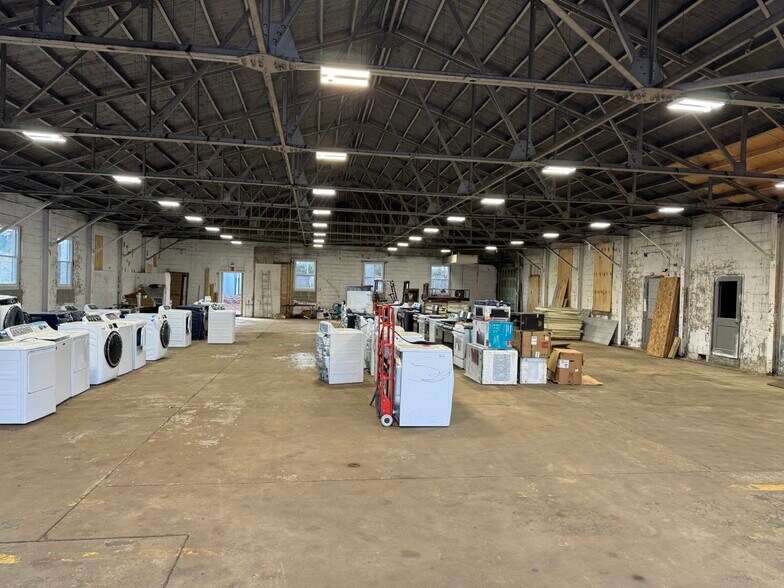 87 Whiting St, Plainville, CT à vendre - Photo de l’immeuble – Image 2 sur 5