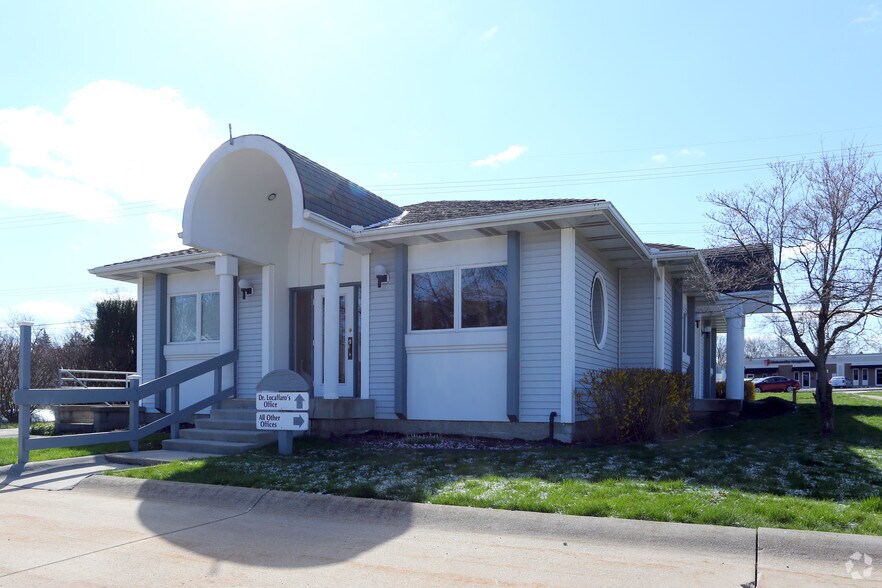727 Graham Rd, Cuyahoga Falls, OH à vendre - Photo de l’immeuble – Image 3 sur 22