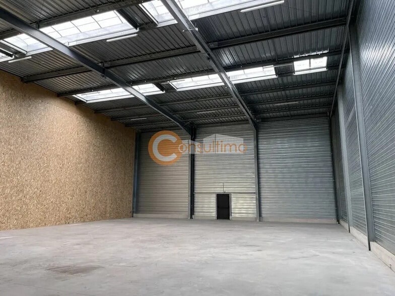Local d’activités dans Andernos-les-Bains à louer - Photo de l’immeuble – Image 3 sur 5