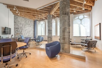 329 Rue de la Commune O, Montréal, QC à louer Photo intérieure– Image 2 sur 16